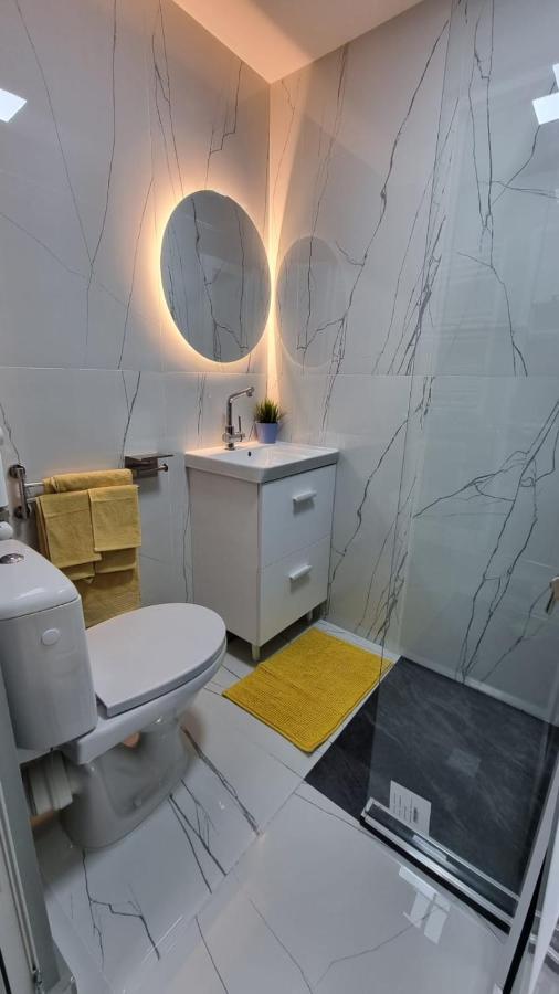 Studio Serenity Onesti Apartment Bagian luar foto